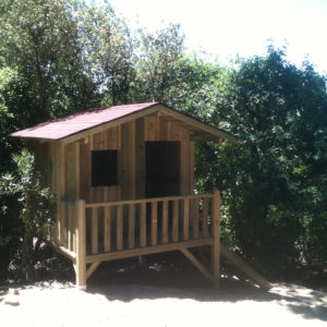 Cabane bois sur pilotis pour enfants