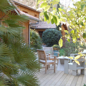 Maison ossature bois, bardage bois, terrasse bois, jardin paysagé
