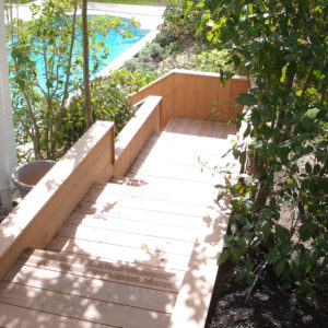 Escalier bois et terrasse bois, jardin paysagé