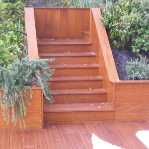 Escalier bois et terrasse bois, jardin paysagé