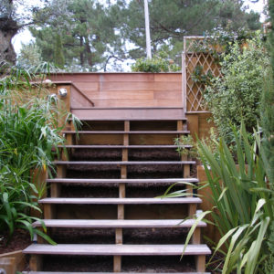 Escalier bois et jardin paysagé