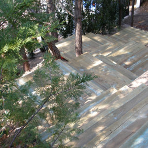 Escalier et plateaux bois