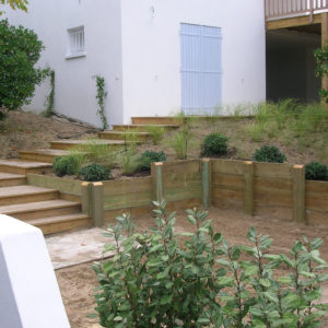 Escalier bois, talutages bois, jardin paysagé