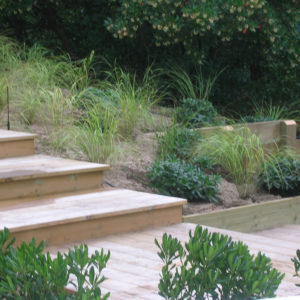 Escalier bois, talutages bois, jardin paysagé