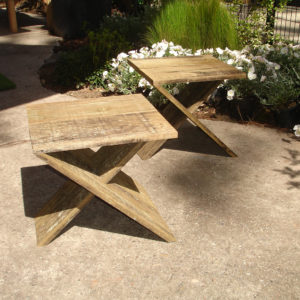 Jardin paysagé, plantes et meubles bois