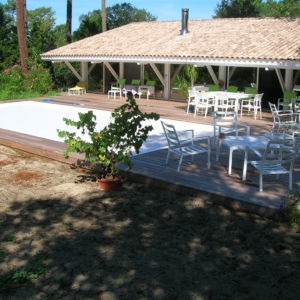 Terrasse bois et abords de piscine sur maison Girolle