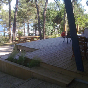 Terrasse Bois sur pilotis & jardinières d'Oyat vue sur Lac de Biscarrosse (40)