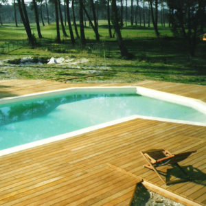 Terrasse bois exotique abord de piscine golf de Gujan Mestras
